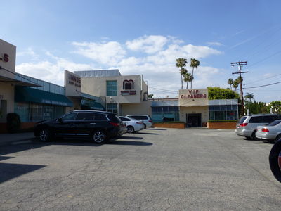 8 foot antenna on building
A rather ugly 8' antenna stuck on the side of a building in Tarzana, California
Keywords: 8 foot antenna tarzana california building