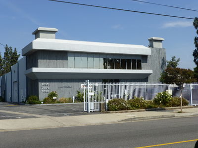 So-so Camo'ed Pop-Up Site in Los Angeles (San Fernando Valley)
This is a so-so camo rooftop site in the San Fernando Valley portion of Los Angeles.  It uses open-back pop-ups on the building to mostly hide the antennas.
Keywords: Pop Up pop-up Los Angeles San Fernando Valley roof top rooftop