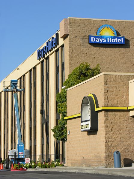 Days'd and Confused
Nextel need only extend the flashing to and across the top of its antenna enclosure to make this a very good site.
Keywords: nextel oakland days hotel camouflage flashing