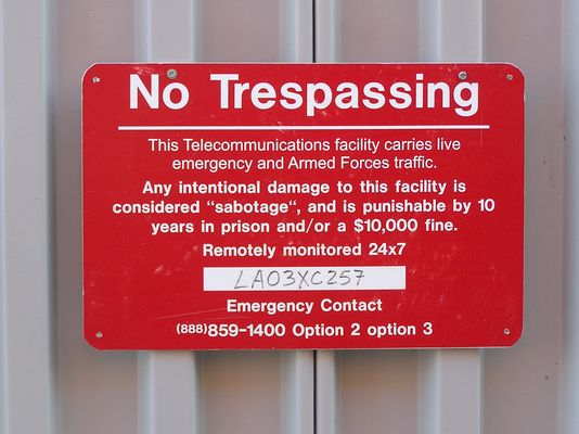 Sprint's New No Tresspassing Sign Has Teeth!
Heck, after reading this I want to turn myself into the FBI!  This is posted at Sprint's water tank site in San Dimas, California.
Keywords: San Dimas water tank camo bonita shopping center sprint