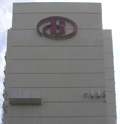 Multi-carrier Cell Site Cleverly Disguised As An Upscale Hotel
Looking south at north wall.  Corner reflector antennas on the left; camo box in left center; naked panels on right (west).
Keywords: multicarrier torrance hotel hilton