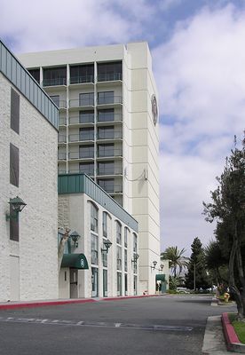 Multi-carrier Cell Site Cleverly Disguised As An Upscale Hotel
Looking northeast.  Cells on the roof (camo) and on the southwest wall.
Keywords: multicarrier torrance hotel hilton
