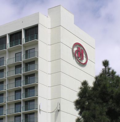 Multi-carrier Cell Site Cleverly Disguised As An Upscale Hotel
Looking northeast.  Cells on the roof (camo) and on the southwest wall.
Keywords: multicarrier torrance hotel hilton