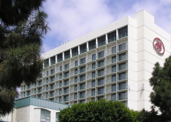 Multi-carrier Cell Site Cleverly Disguised As An Upscale Hotel
Okay, it's really a hotel with an amazing number and variety of cell sites.  Look at the related series of photos to get a flavor of this amazing site in Torrance, California.

Looking northeast.  Cells on the roof (camo to the right; not camo in the middle) and on the southwest wall.  Three panel non-camo sector on the west roof.
Keywords: multicarrier torrance hotel hilton