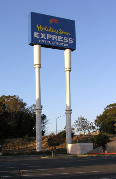 A camo METROPCS site in San Pablo, California.  The antennas are in the radomes just below the Holiday Inn sign.
Keywords: metropcs radome san pablo california holiday inn