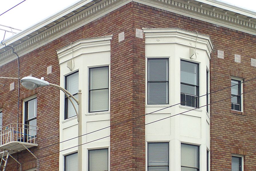 Close enough to Camo
This is a close-up of the 2300 Chestnut St. site in San Francisco.  Note that this photo was taken in 2001.  Do you see the antennas?     
Keywords: 2300 chestnut street san francisco