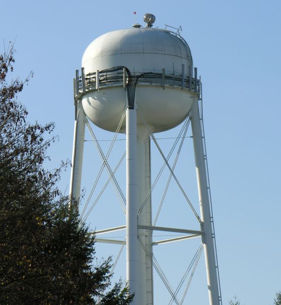 Tumwater Reservoir, Tumwater, Washington
Near the Tumwater Airport.  Note the airport rotating aerodrome beacon on top of the tank.         
Keywords: tumwater reservoir airport