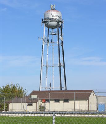 No, the tower legs are NOT two colors...
...it's just the the legs on the right have so many black cables for the T-Mobile, Cingular, and Nextel antennas.  Olivehurst, California.
Keywords: water tank t-mobile cingular nextel olivehurst california