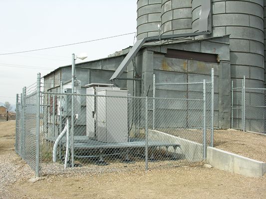 The Sweet Taste of Signal
Unidentified carrier at the Loveland Sugar Co. silo, Loveland Colorado.  Notice that the equipment is held aloft on a variable mount platform rather than engineering a foundation.
Keywords: cingular grain silo loveland colorado sugar platform