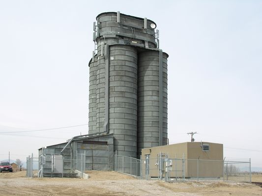 The Sweet Taste of Signal
Another view of the old Loveland Sugar Co. silo, now used as an antenna support for two carriers.  Cingular is in the prefabricated building on the right.  The carrier on the outdoor platform on the left is (currently) unidentified.
Keywords: cingular grain silo loveland colorado sugar