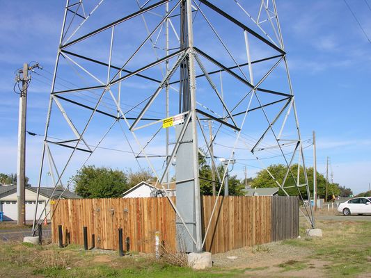 PCS Base Station below PG&E Power Tower
Ubiquitel's BTS in Olivehurst, California is located in a wood-fenced enclosure below the PG&E power transmission tower.
Keywords: ubiquitel olivehurst california pcs pg&e power tower bts