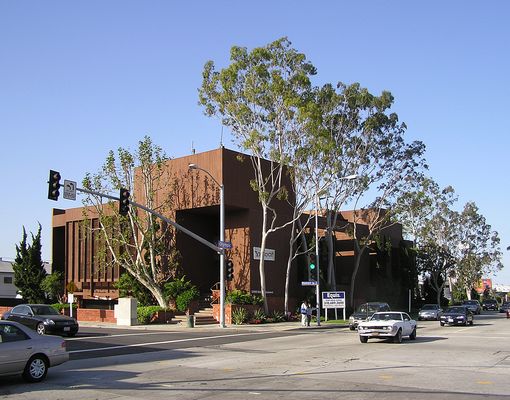 Yahoo! What a site!
This omnidirection site is in Santa Monica, California.  The GPS antenna is the right (north) of the antennas on the roof.
Keywords: santa monica yahoo building omnidirectional