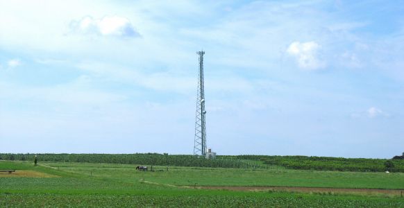 About three hundred years apart
Yes, this is big iron in Bird in Hand, Pennsylvania.  Yes, it's in the middle of a field being tended by local Amish citizens.  Yes, this photo captures technology spanning about 300 years.  Amazing!
Keywords: amish,bird in hand,pennsylvania