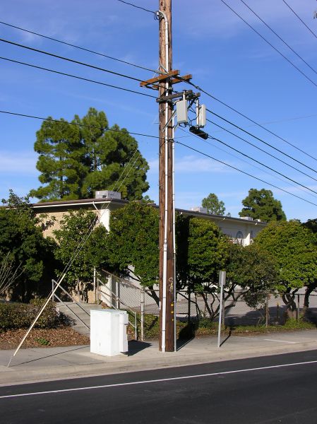 DAS Outboard on Power Meter Cabinet
Overview of a Cingular (now AT&T) DAS site in Rolling Hills Estates, California.
Keywords: cingular at&t das rolling hills estates power meter cabinet andrew ion