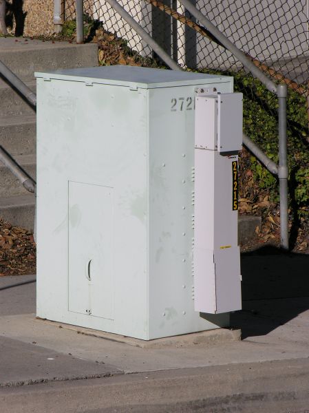 DAS Outboard on Power Meter Cabinet
Once more, Cingular (now AT&T) employs the cabinet-on-a-cabinet technique of placing its DAS note, here in Rolling Hills Estates, California.
Keywords: rolling hills estates cingular das cabinet power meter