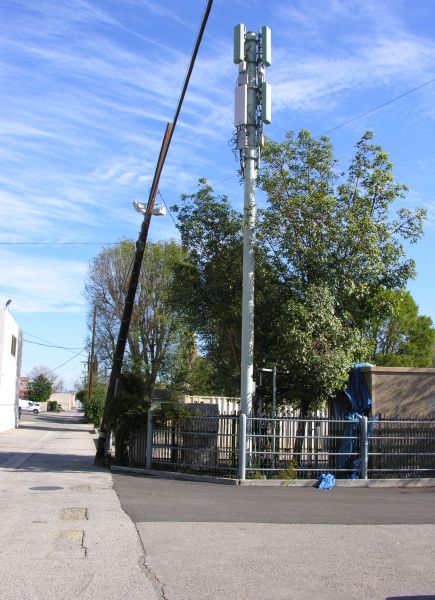 Awful AT&T Antennas
This rather awful antenna site, from AT&T wireless, is located at 10239 1/2 Vassar in Canoga Park, California.  The dual band antennas use tower mounted amplifiers to enhance weak signal reception.
Keywords: attws at&t dual band tma tower mounted amplifier 10239 1/2 vassar canoga park california