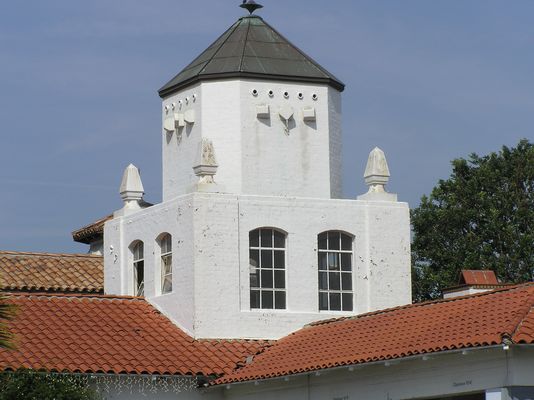 It's a Gas!
Compare this photo, taken in May 2005, with the photo of the same site taken in June 2001.  You'll see the replacement of the center antenna in each sector.  Not nearly as clean as the original design, shown here.  City of Los Angeles (Brentwood area).
Keywords: brentwood california camo