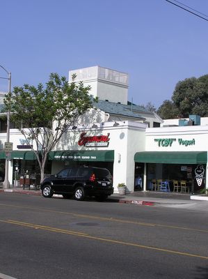 Lattice but not a tower
The antennas at this site in Santa Monica, California are partiallyhidden behind the lattice above the roof.   A better design would have required the two visible antenna pole mounts to be cut off above the antennas so as to be hidden from view.
Keywords: Lattice hide antennas