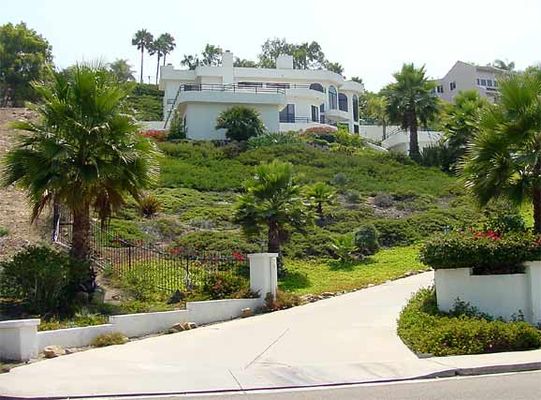 Faux chimney antenna site 2 of 2
The antennas are in a faux chimney (center of roof).
Keywords: Faux chimney camouflaged home house