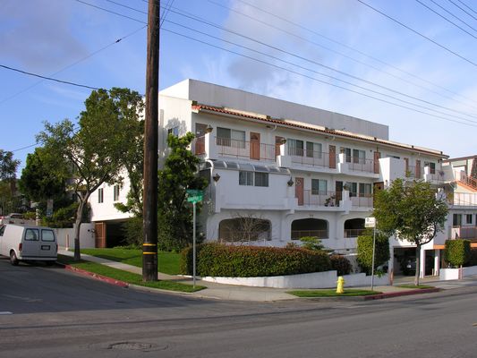 Camo Site Overlooking LAX
This apartment building sports mutiple carries in the faux parapet.  This site, in El Segundo overlooks LAX.  It appears to have 3 carriers co-located here.
Keywords: lax apartment building parapet el segundo