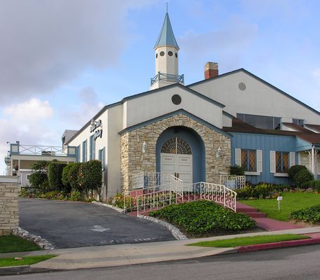 Fax Steeple Site Overlooking LAX
This Cingular-built site in El Segundo, California, now owned by T-Mobile, overlooks LAX.  The building houses a mortuary.  Note that the chimney shown in this photo IS NOT the camo faux chimney in the rear of the property.  This is the building real chimney.
Keywords: cingular t-mobile lax el segundo faux chimney steeple
