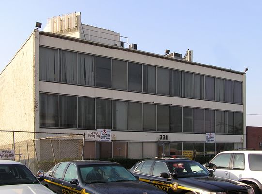 Building Topper
In Inglewood, California, this multi-sector site could have been placed BEHIND camouflage panels instead of in front!   Two sectors are visible...way too visible.  Carrier(s) unknown.
Keywords: inglewood california 3311 manchester blvd