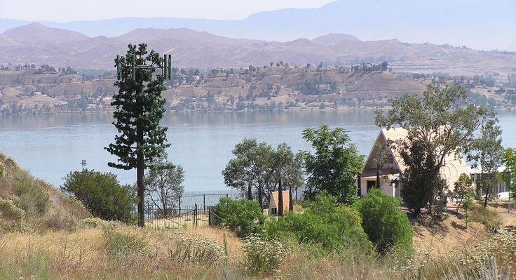 Overlooking Lake Elsinore, California (View 2 of 2)
A close up view of a Sprint site in Riverside County above Lake Elsinore, California (thanks to Larry for the update!).
Keywords: lake elsinore california monopine