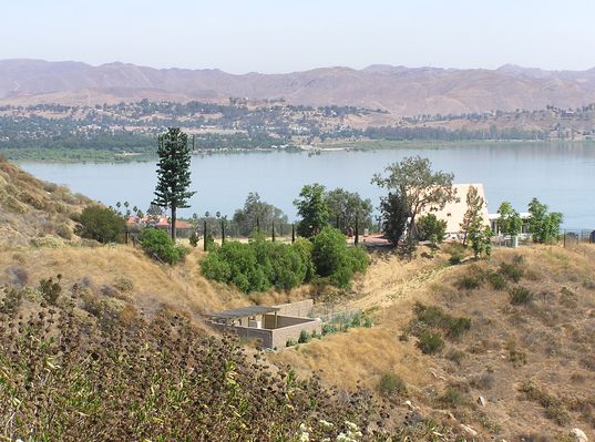 Overlooking Lake Elsinore, California (View 1 of 2)
...with this monopine antenna.  Note the equipment located down the hill from the private home.  This is a Sprint site that's actually located in Riverside County (thanks, Larry!).
Keywords: monopine lake elsinore california