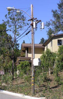 Microcell - Two sectors
A two sector microcell on an Edison pole.  Note the old (now abandoned) Metricom packet relay transceiver just below the cobra light head.  Metricom is no more, but the equipment lives on.
Keywords: metricom