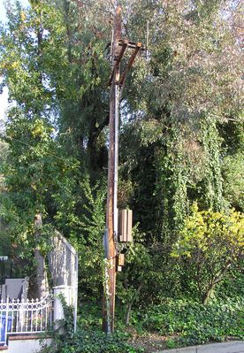 Sprint microcell - Omnidirectional pattern
One of the secret ways from the San Fernando Valley into West Los Angeles (or is it the other way around) is via Havenhurst Avenue.  Sprint's customers know the route, and Sprint's capitalized on it by adding this omni site to cover the commuters.
Keywords: sprint havenhurst omindirection microcell