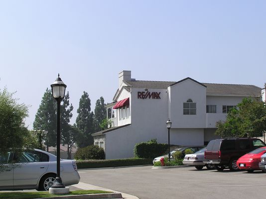 Faux 'faux chimney' - A Different Angle
From this angle, Cingular's faux chimney on the front of a real estate office is a good design, but things aren't as they seem.  See the view of this faux chimney from the other side to see why its inferior.
Keywords: cingular tustin california faux chimney real estate remax newport blvd