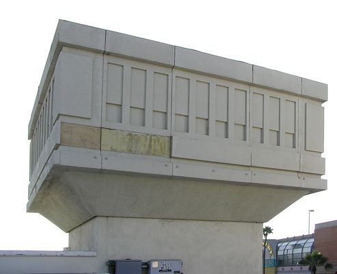 Sprint Camo Elevator Penthouse Site
Looking at another side of Sprint's faux elevator penthouse, it's clear to see that this site is in need of some demand maintenance.  The RF transparent panels are falling off.
Keywords: Sprint camo elevator faux penthouse