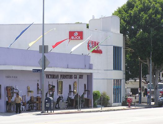 Well, it's mostly a camo site!
Notice how the panel antennas peek over the top of the faux-whatcha-ma-call-it.  This is possibly due to an antenna change out that didn't consider (or perhaps care) about the length of the new antenna.

Not a good design.
Keywords: camo antenna replacement