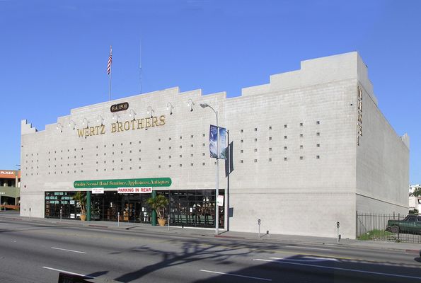 Corner parapets hide antennas
The cell antennas are behind the add-on parapets on each building corner.
Keywords: camo parapet