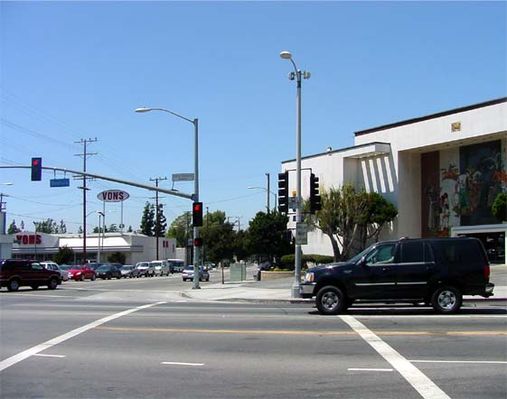 Microcell mounted in traffic signal light standard
The cell antennas are pointed to cover short street segments on Ventura Blvd east and west of Laurel Canyon Blvd.  San Fernando Valley, California.
Keywords: microcell traffic signal light standard