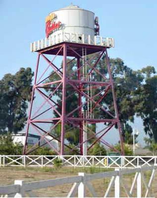 Not much water, but lots of signal
Located in at a shopping center in Oxnard, California, the cell antennas are located below the faux water tank.
Keywords: faux water tank oxnard california
