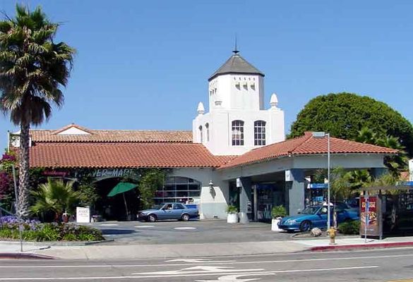It's a Gas! (Overview)
Compare this photo, taken in June, 2001, with the photo of the same site taken in May 2005.  You'll see the original antenna in the center of each sector.  Much cleaner than the replacement design.  City of Los Angeles (Brentwood area).
Keywords: brentwood california camo 2001